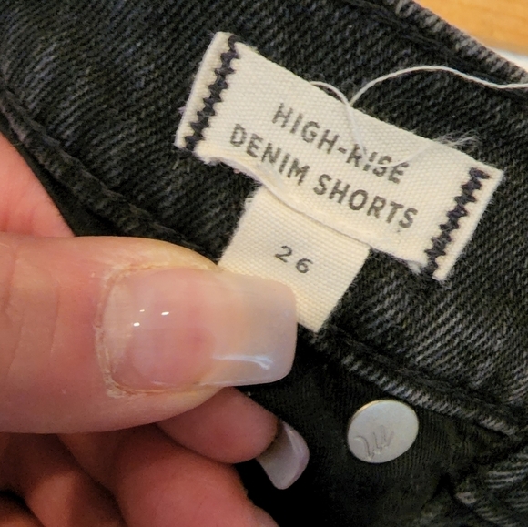 Madewell High-Rise Denim Shorts in Lunar Wash - Picture 3 of 16